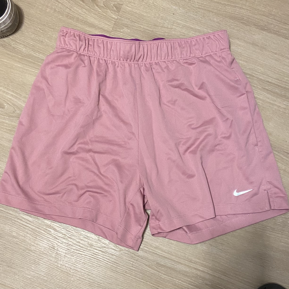 Nike Women’s Pink Shorts 🩷